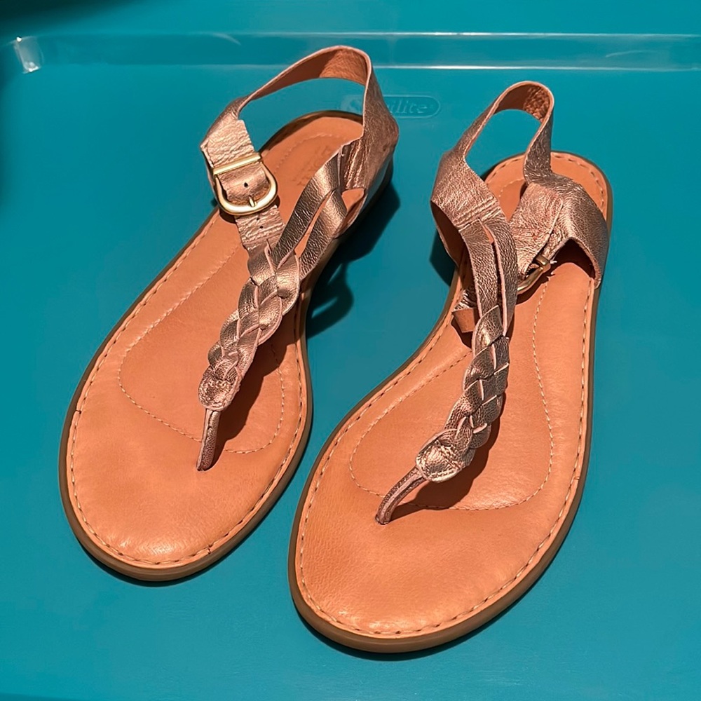 Born Women’s sandals. Pre-owned. Gold. Sz 10m
